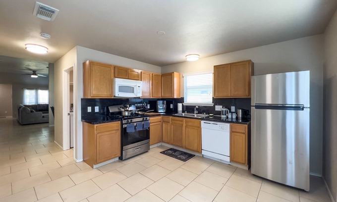 Houston House | Comfortable Work-Ready 4BR Suburban Home Near IAH Airport