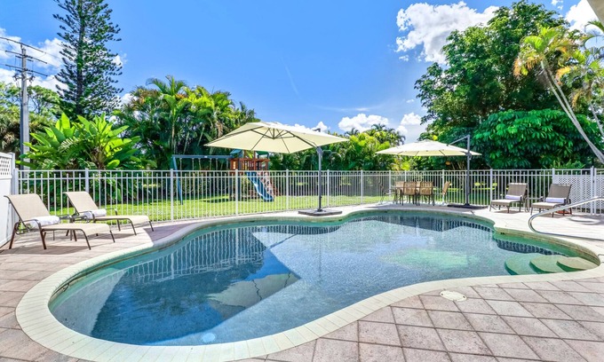 Kings Lake House | Comfortably-Chic, Pool Home Retreat, Old Naples, Beaches, Shops & Restaurant