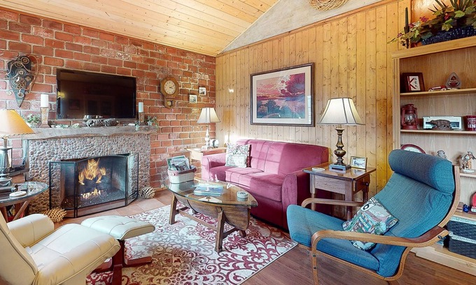 Cedarpines Park Cabin | Comforting dog-friendly mountain view cabin with gas fireplace, deck, & patio