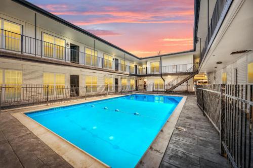 Houston Heights Apartment | Comfy 2BR in Prime Spot with Free Parking and Pool