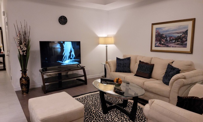 London House | Comfy 3Bdrm home near Hyde Park Mall/Western Uni