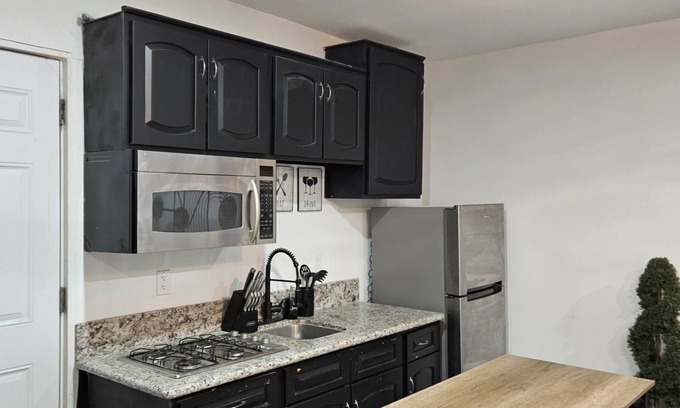 Los Angeles Apartment | Comfy ADU with hot tub and close to 0.4 miles to freeway and hospital.