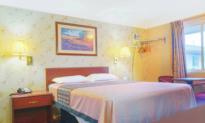 Bay City Hotel | Comfy and Clean Queen Bed Unit – Less Than 2 Miles from Downtown Bay City