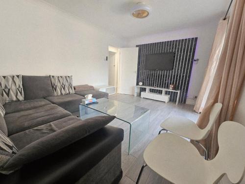 Slough Apartment | Comfy Apartment Near Shops & Station