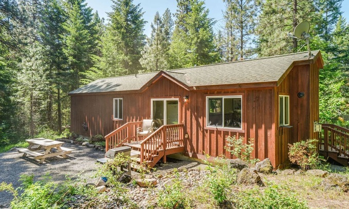 Trout Lake Cabin | Comfy Cabin for R&R in Trout Lake Near Mt. Adams