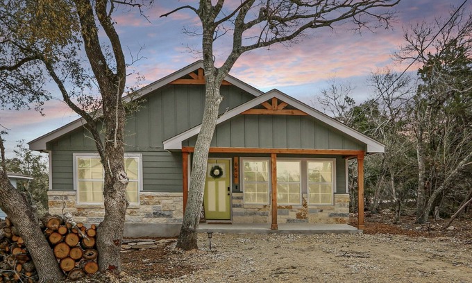 Canyon Lake Cottage | Comfy Cozy Home in Canyon Lake Near Comal Park and Wedding Venues