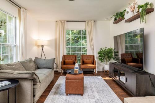 Maryville House | Comfy Duplex w 2 Kings Sofa Bed