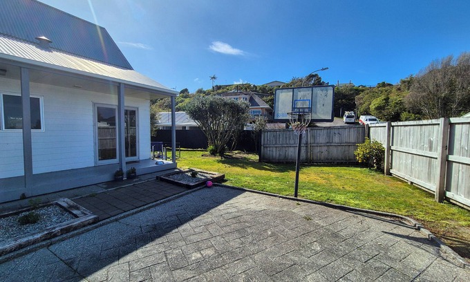 Hokitika House | Comfy family home, stay at our retreat on Brittan St!
