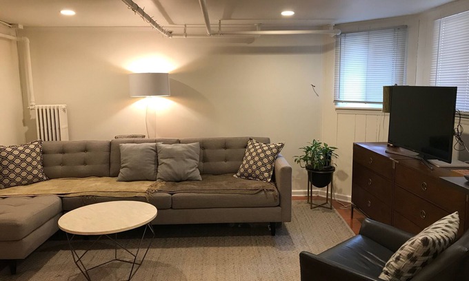 Lakewood-Balmoral Apartment | Comfy Garden Suite in Andersonville
