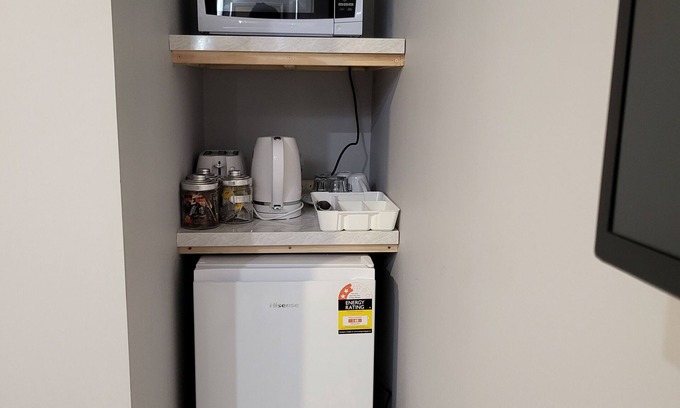 Windsor Ski Chalet | Comfy Ground-floor Ensuite Double Bed Room in welcoming Windsor with WiFi, AC