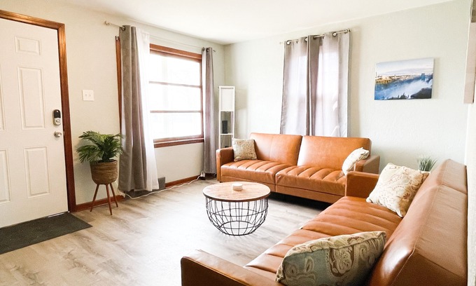Niagara Falls House | Comfy Home in Niagara Falls USA | Free Parking