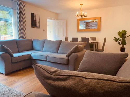 Pentwyn House | Comfy House with Parking for Multiple Vehicles
