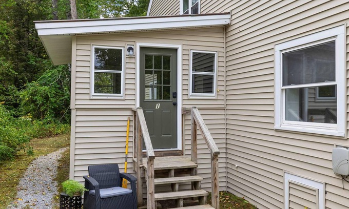 Bradford House | Comfy Large Bungalow - 4 Bed 1BA On Private Pond