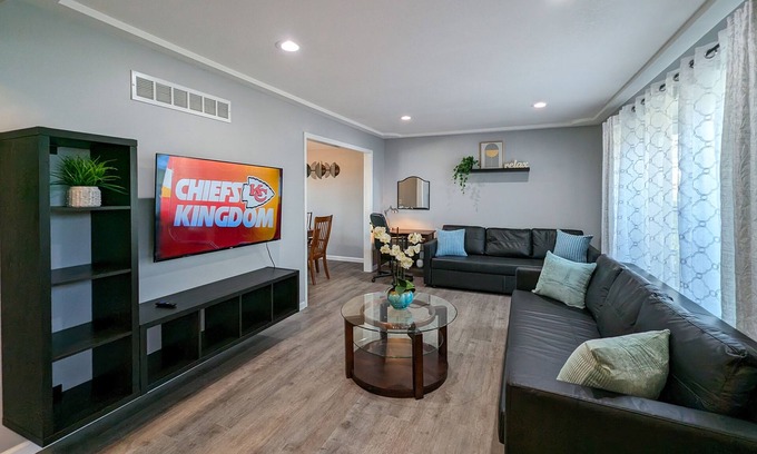 Overland Park House | Comfy, Spacious & Convinient 3/2 house in Overland Park