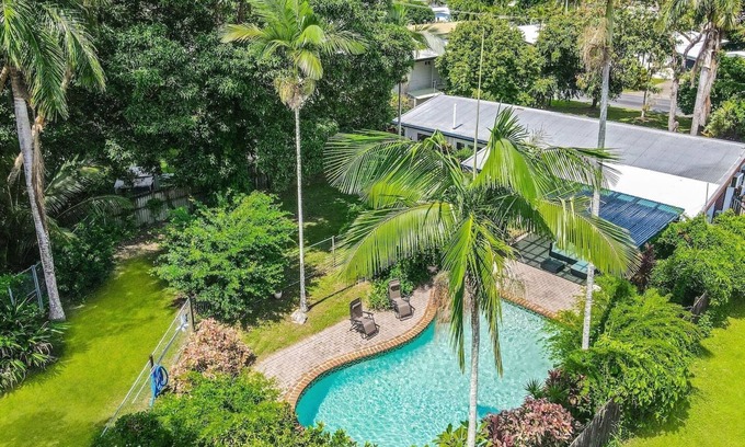 Trinity Beach Villa | Comino on Connemara - Lagoon Style Pool