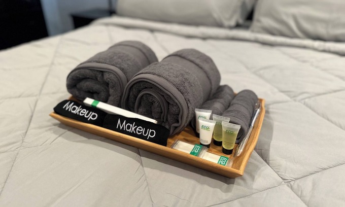 Commack House | Commack 3 Bd Hideaway w/King Size Bed + Living Room + Den