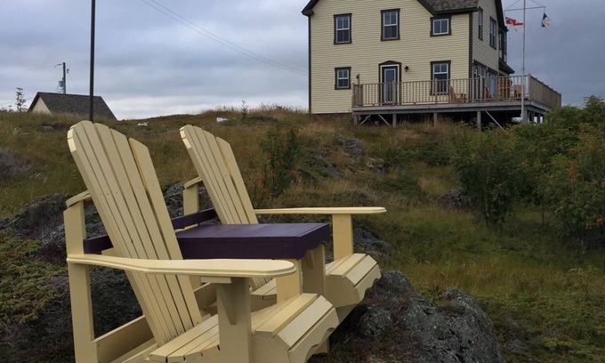 Trinity Cottage | COMMANDER'S KEEP VACATION HOME - 4 1/2 ⭐️