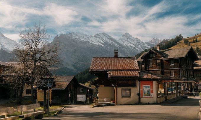 Minnetonka House | Commercial center near downtown Minneapolis