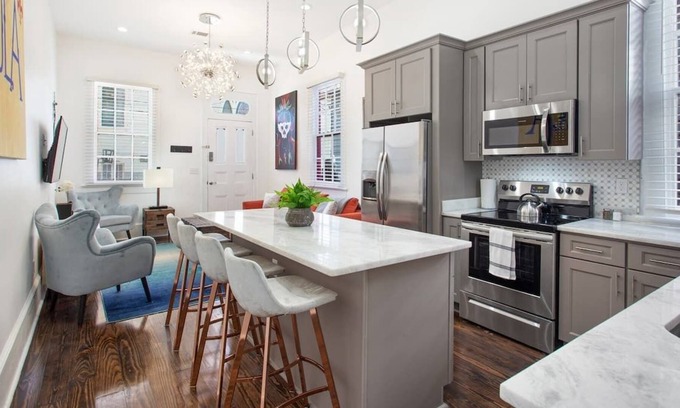 Tulane - Gravier House | Concierge Serviced Street Car House!