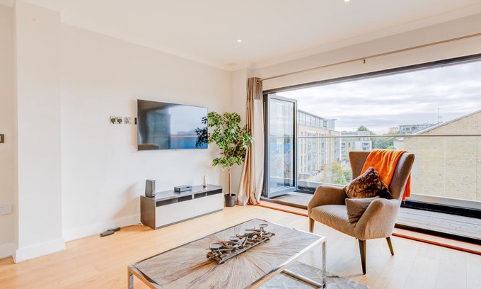Syon Apartment | * CONCORD PENTHOUSE * KEW * 2 bed 2 bath w/Parking