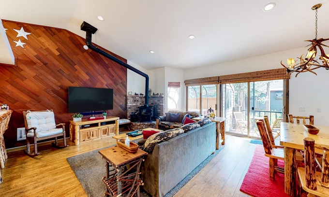 Mammoth Lakes Condo | Condo Less than a Mile from Mammoth Village w/Private Hot Tub & Fireplace