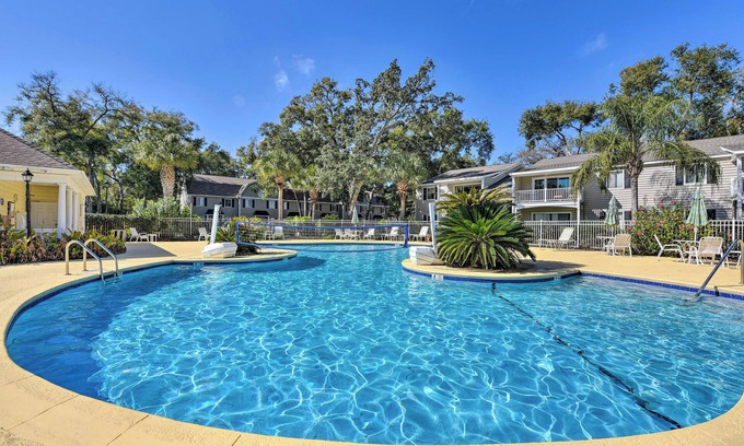 Saint Simons Island Apartment | Condo w/Amazing Amenities: 1 Mi to Beach!