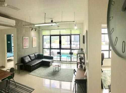 Putrajaya Apartment | Conezion IOI Putrajaya (Rustic Suite, 3 Bedrooms, 2 Baths, WiFi, Pool & City View) by MRK