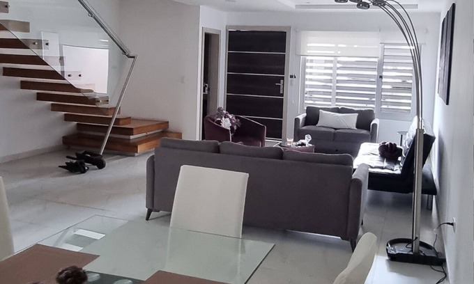 Cuenca House | Confortable segura y con estilo, casa completa más suite en Cuenca.