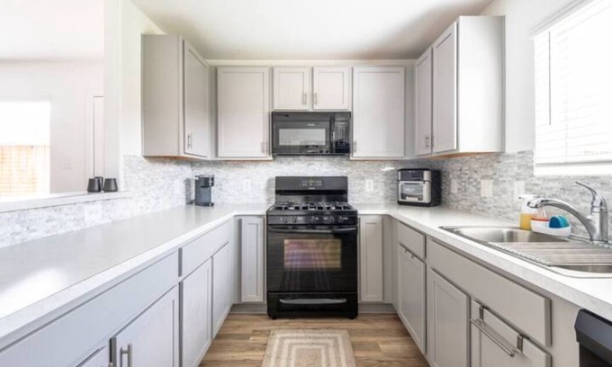 Conroe House | Conroe 4br 2.5ba w/Loft + Huge Backyard + Pets OK