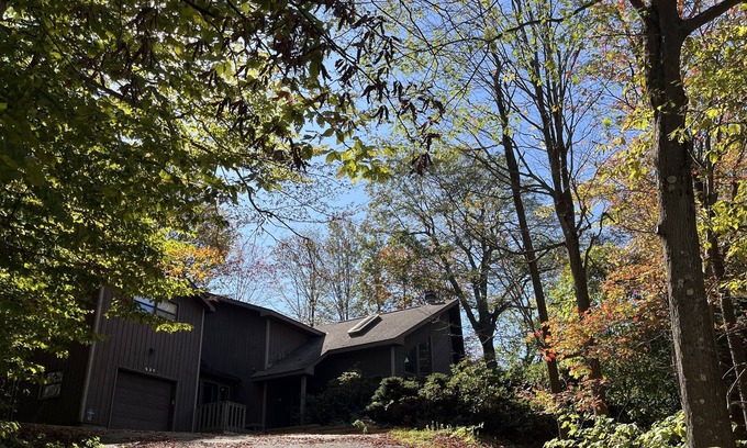Hidden Valley House | Contact Free Mtn Escape, Family Friendly, Fire Pit, Private Driveway, Wifi
