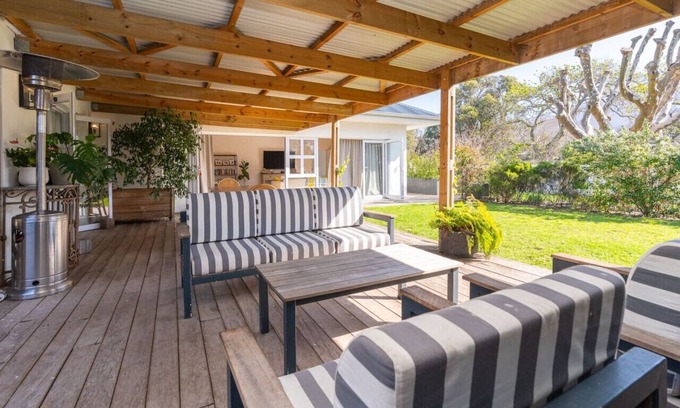 Claremont House | Contemporary 4-Bedroom Oasis