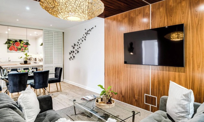 Mouille Point Apartment | Contemporary Apartment close to the Radisson (Majolica)