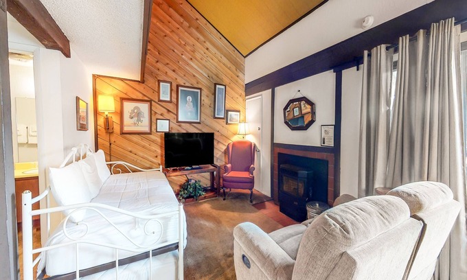 Mammoth Lakes Condo | Contemporary condo near The Village with easy slope access, balcony & hot tub