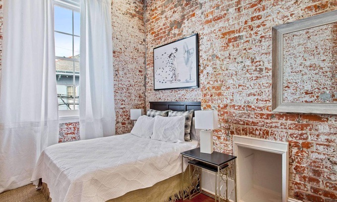 Faubourg Marigny Apartment | Contemporary Marigny Apt on Frenchmen St.