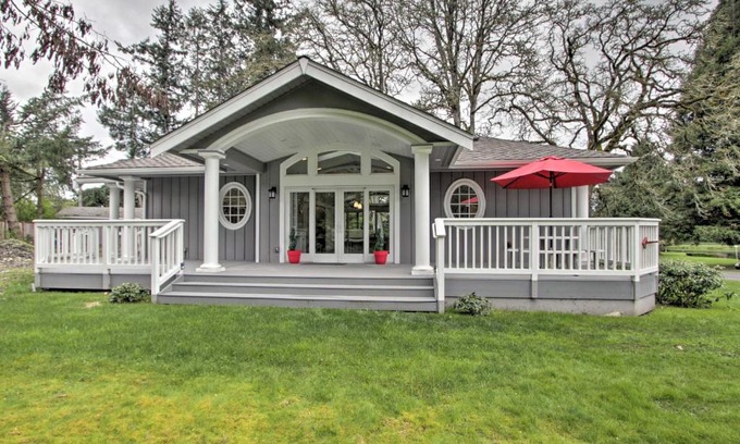 Parkland House | Contemporary Tacoma Cottage with Deck and Pond!