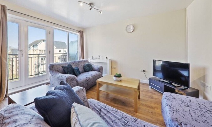 Canterbury Apartment | Contractor Home Away From Home, 2 Bed, 1 Parking, WiFi & Balcony