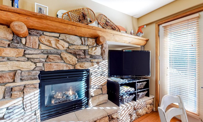 Mammoth Lakes Condo | Convenient mountain getaway with views & on-site golf - near skiing