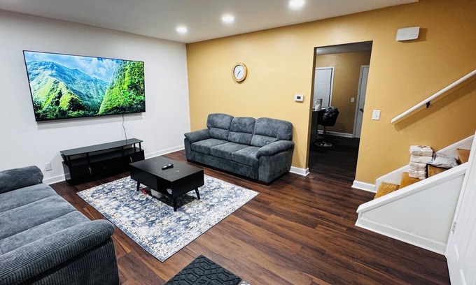 Norma House | Convenient Stay near Chicago O’hare Airport King Beds