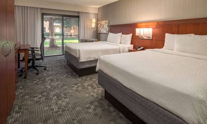 Bridle Trails Hotel | Convenient Stay, Superb Location! Close to Volunteer Park Water Tower, w/Pool!