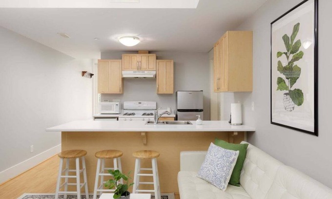 Dunbar House | Conveniently located 1bdr suite. Sleeps up to 5ppl