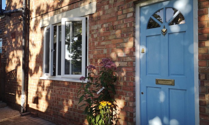 Emsworth House | Conveniently Located, pet Friendly, end Terrace House