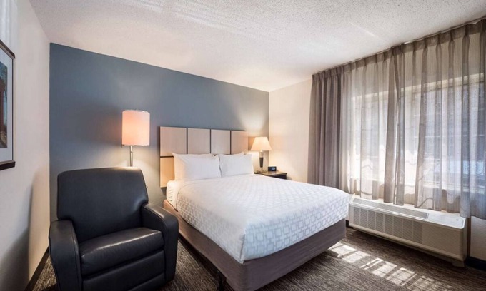 Warrenville Hotel | Conveniently To Excellent Transportation! Studio Queen with Full Kitchen!