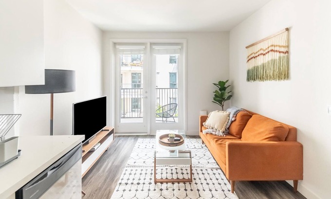 Wilshire Apartment | Cool 1BR Apartment in in LA Near Downtown