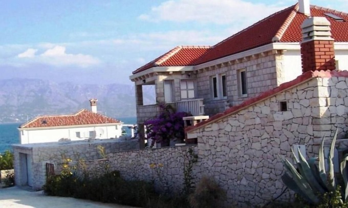 Povlja Apartment | Cool 2-bedroom apartment with AC in charming Povlja
