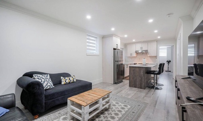 Surrey Newton House | Cool house with AC in charming Surrey