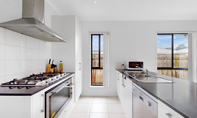 Coomera House | Coomera Family Home - Sleeps up to 8 People