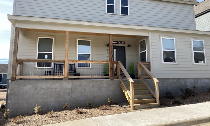 Fayetteville Cottage | Copia Cottage - Backs up to Centennial Park/Close to U of A! Newly built!