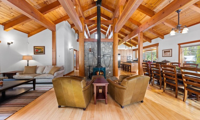 Alpine Meadows House | Copperleaf By Tahoe Getaways - Alpine Meadows 5 BR w Private Hot Tub + Ski Shuttle!