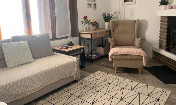 Yesa House | Coqueta casa con jardín privado. Las mascotas son bienvenidas.