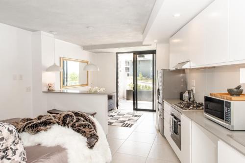 Hillhead Apartment | Coral Point Studio 107